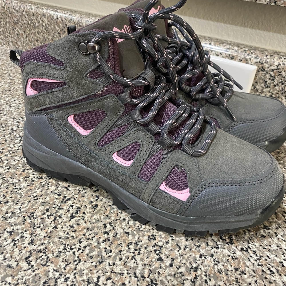 Denali Mountain Boots woman’s size 6